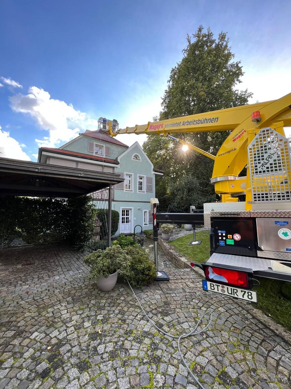 Dachreinigung mit Arbeitsbühne am Einfamilienhaus
