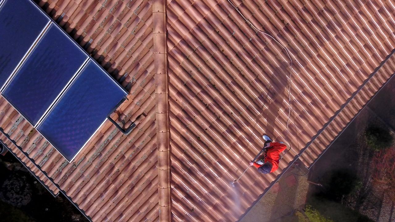 Drohnenaufnahme: Dachreinigung mit Solaranlage von oben