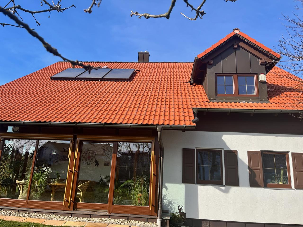 Fertig gereinigtes Ziegeldach in leuchtendem Rot