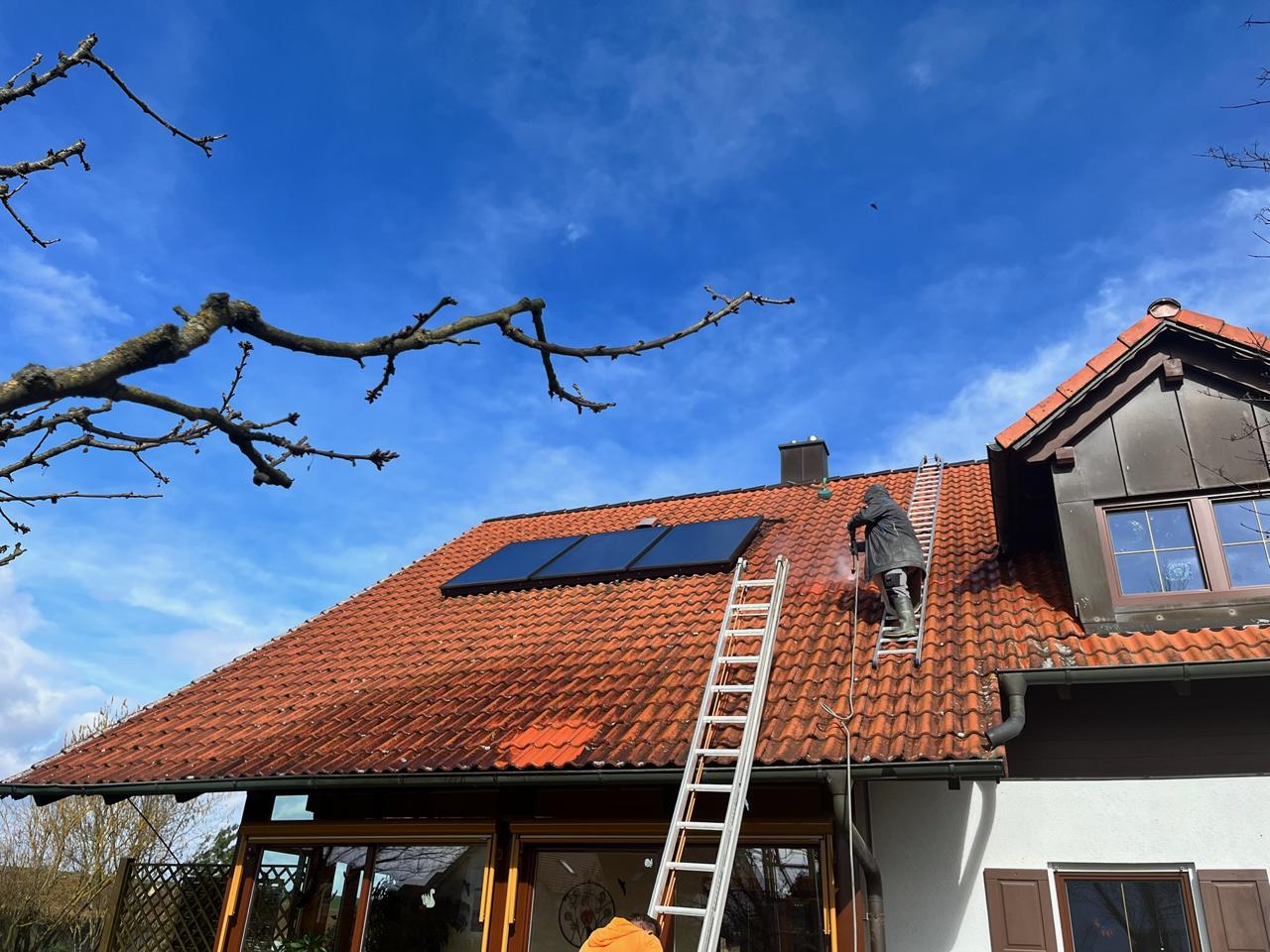 Dachreinigung über Leitern am Einfamilienhaus