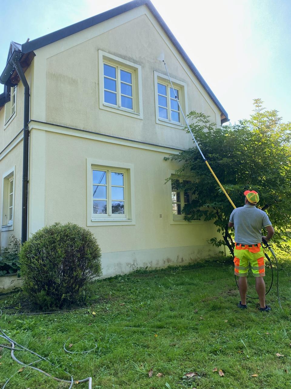 Fassadenreinigung mit Teleskoplanze am Giebel – Fassade noch grau verschmutzt