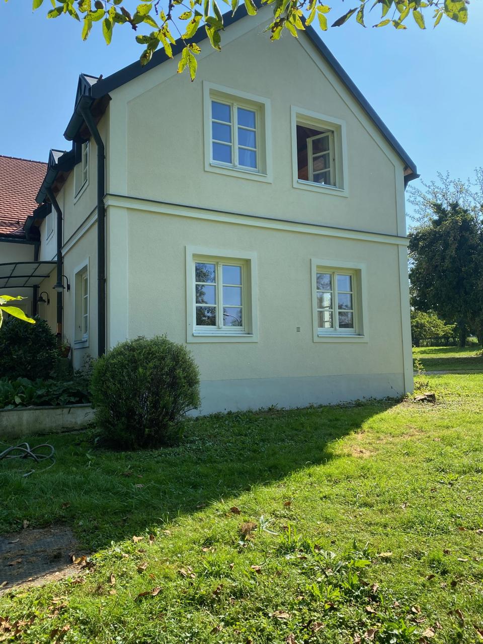 Dasselbe Haus nach der Fassadenreinigung – gleichmäßig helle, saubere Fassade
