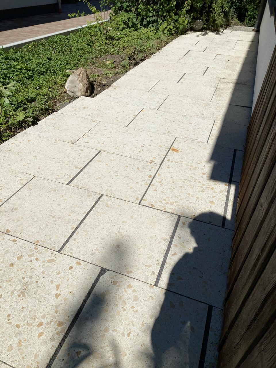 Helle Terrazzoplatten nach der Reinigung