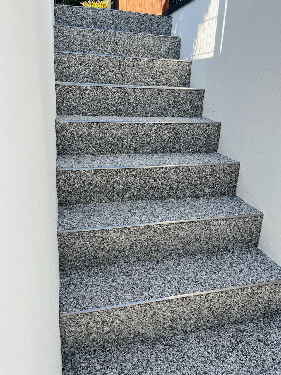 Steinteppich-Außentreppe in Grau mit Edelstahlkanten