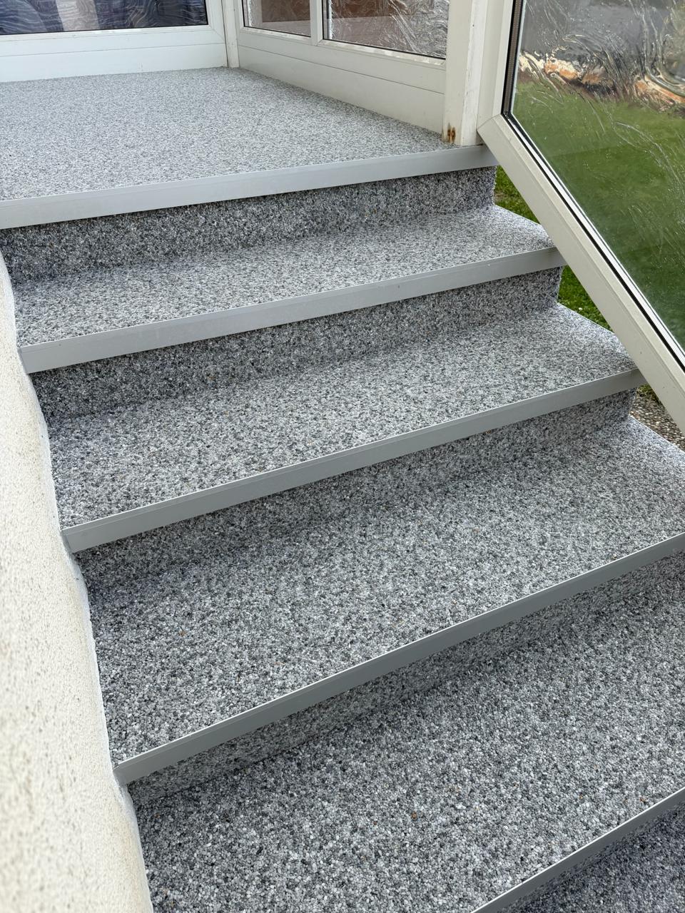 Steinteppich-Treppe in Hellgrau am Wintergarten