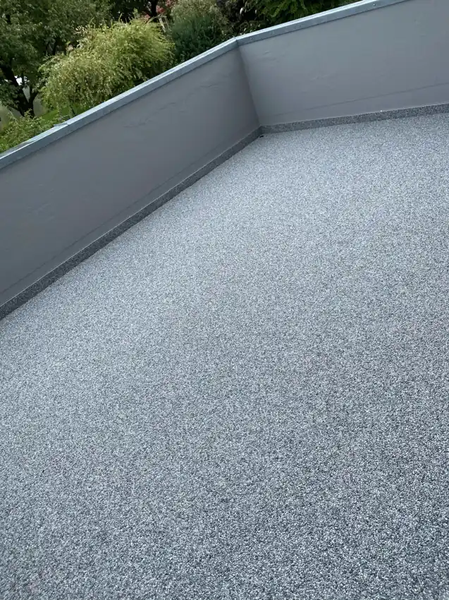 Steinteppich auf Dachterrasse in Basaltgrau