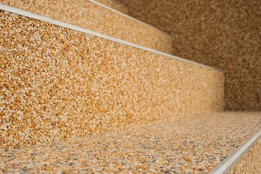 Steinteppich-Treppe in Gelb-Beige, Detailaufnahme der Stufen